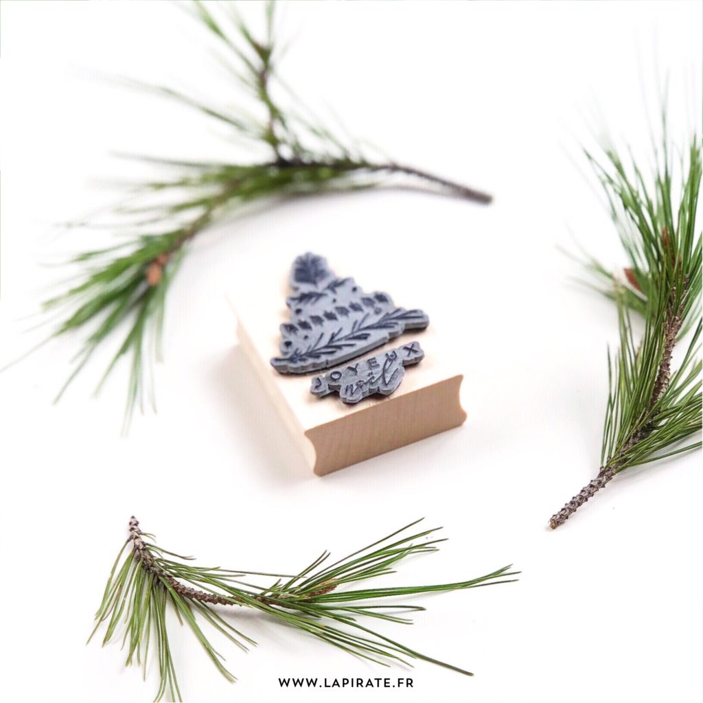 Tampon bois motif de noël, pour personnaliser vos emballages cadeaux. Motif sapin végétal et inscription Joyeux Noël - La Pirate