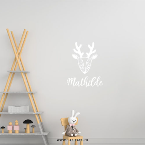Stickers mural motif biche personnalisé avec le prénom de bébé pour déco de chambre enfant- La Pirate