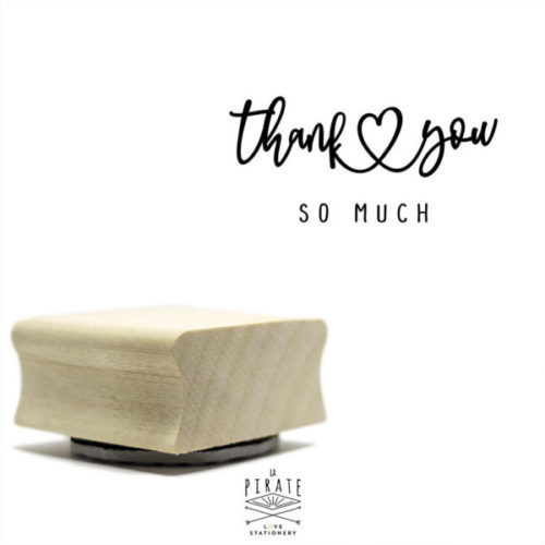 Tampon thank you so much en bois pour estampiller vos cadeaux invités, étiquettes, etc ... Tampon en bois dans une fine calligraphie & petit coeur vintage.