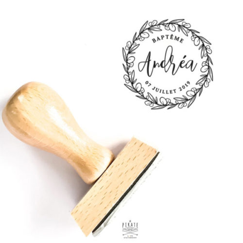 Tampon baptême personnalisé, tampon en bois motif couronne d'Eucalyptus à personnaliser avec le prénom et date de baptême de votre enfant - La Pirate