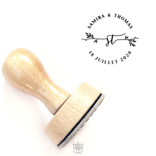 tampon mariage personnalisé prénoms etinitiales, feuilles d'eucalyptus. Tampon mariage en bois pour votre mariage chic et végétal - La Pirate