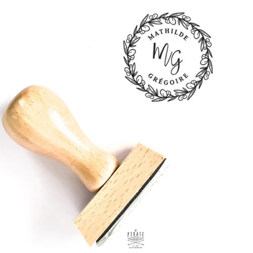 Tampon mariage personnalisé couronne d'eucalyptus, tampon en bois prénoms & initiales à apposer pour la papeterie et décoration de votre mariage