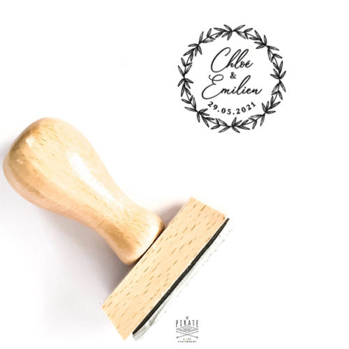 Tampon mariage personnalisé de vos prénoms et date de mariage, cerclé d'une fine couronne botanique dessinée à la main - La Pirate