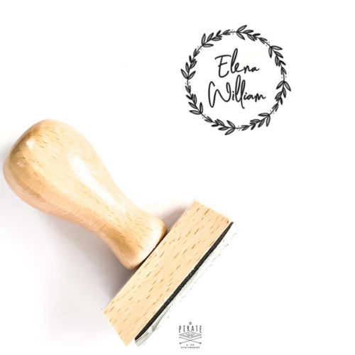 Tampon mariage bois, motif couronne botanique personnalisé avec vos prénoms manuscrits, thème mariage botanique, végétal - La Pirate