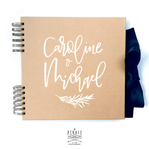 Livre d'or kraft bohème chic personnalisé avec vos prénoms en blanc sur couverture kraft | Collection Sahanna - La Pirate