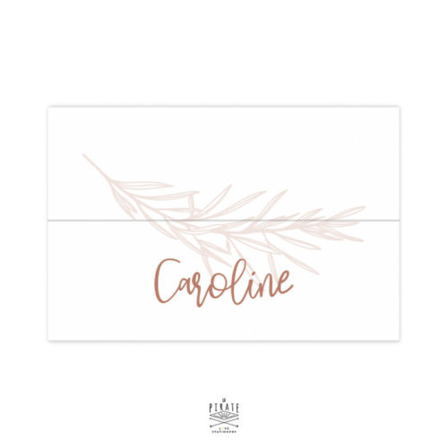 Marque-place personnalisé format cavalier avec rainage central. Porte-nom nominatif mariage bohème chic