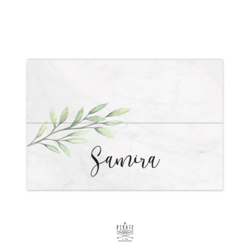 Marque-place personnalisé format cavalier avec rainage central. Porte-nom nominatif mariage chic marbre et eucalyptus