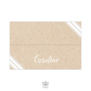 Marque-place personnalisé format cavalier avec rainage central. Porte-nom nominatif mariage bohème kraft et dentelle