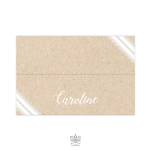 Marque-place personnalisé format cavalier avec rainage central. Porte-nom nominatif mariage bohème kraft et dentelle