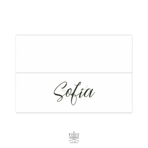 Marque-place personnalisé format cavalier avec rainage central. Porte-nom nominatif mariage végétal et minimaliste