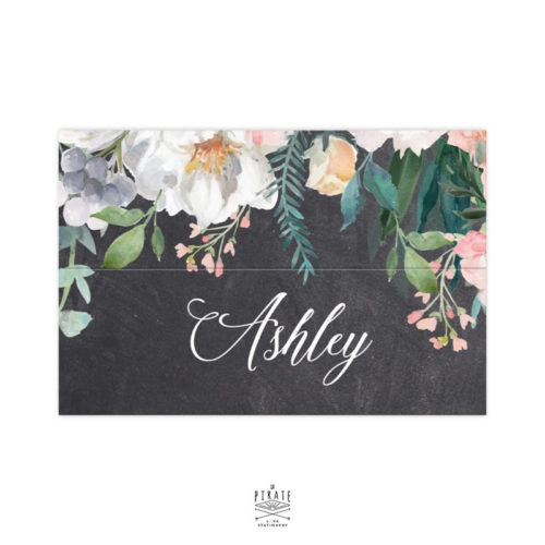 Marque-place personnalisé format cavalier avec rainage central. Porte-nom nominatif mariage vintage, fond ardoise et fleurs
