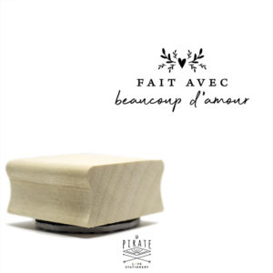 Tampon bois "Fait avec beaucoup d'amour", packaging - La Pirate