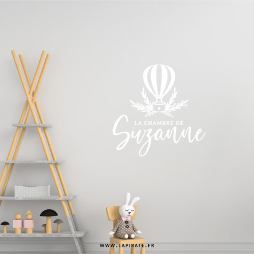 Stickers mural montgolfière, personnalisé du prénom de votre enfant et de l'inscription "La chambre de" pour parfaire sa déco de chambre