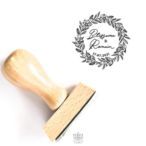 Tampon mariage couronne de roses personnalisé de vos prénoms avec une fine calligraphie - La Pirate