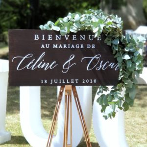 Stickers bienvenue mariage minimaliste, personnalisé de vos prénoms et date de mariage. Décoration florale et mise en scène : Gwenaëlle Chaîne - Fleuriste