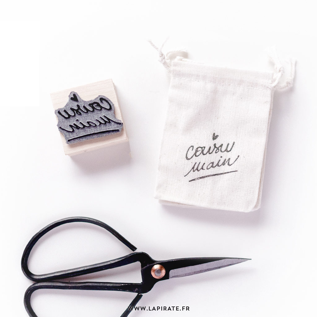 Tampon Cousu main calligraphie & petit coeur, La Pirate