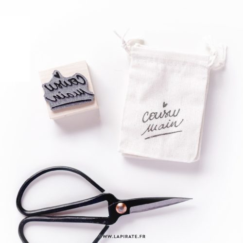 Tampon Cousu main calligraphie & petit coeur, La Pirate