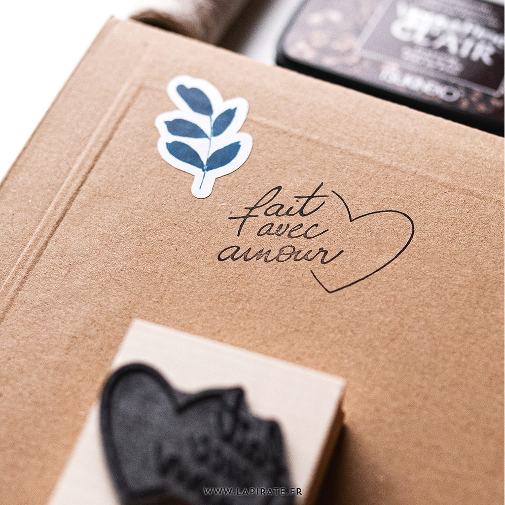 Tampon fait avec amour, calligraphie - Tampon bois packaging, La Pirate