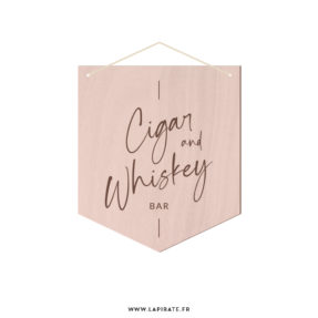 Fanion en bois inscription "Cigar and whiskey bar" - La Pirate
