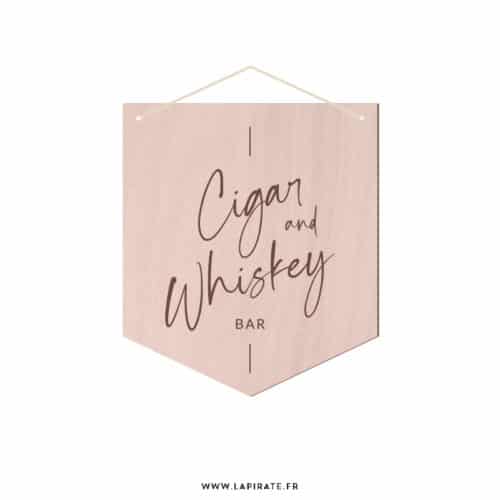 Fanion en bois inscription "Cigar and whiskey bar" - La Pirate