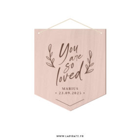 Fanion bois chambre enfant "You are so loved" personnalisé, La Pirate