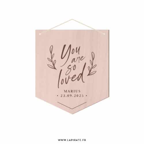 Fanion bois chambre enfant "You are so loved" personnalisé, La Pirate