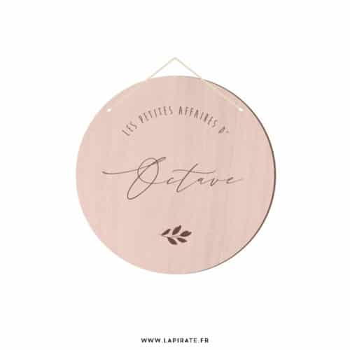 Fanion/Pancarte rond.e en bois, personnalisé Les petites affaires de bébé, enfant - Collection Octave - La Pirate