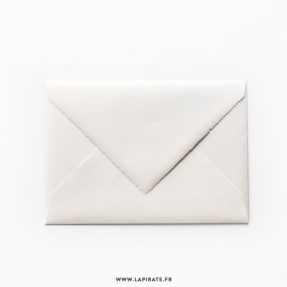 enveloppes cremes rabat pointu bords franges irréguliers - la pirate