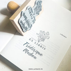 Tampon ex-libris personnalisé, motif fleurs sauvage et nom calligraphié - idée cadeau originale - La Pirate