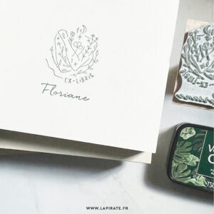 Tampon ex-libris illustré d'un buste féminin abstrait, fleurs et lune, personnalisé de votre nom, Tampon ex-libris buste féminin abstrait personnalisé, ex-libris fleurs original, idée cadeau - La Pirate