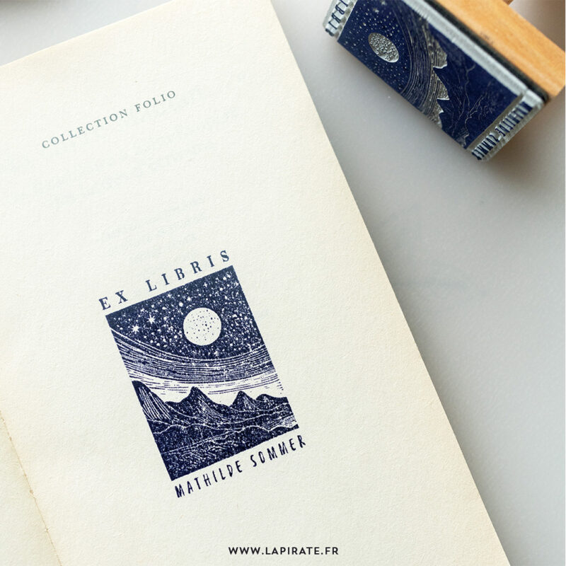 Tampon ex libris nuit étoilée, lune montagne, à personnaliser de votre nom - idée cadeau originale pour les amateurs de lecture - Tampon ex-libris La Pirate