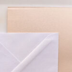 Papier teinté 300 g​/m², texturé. coloris Biscuit sur blanc azuré