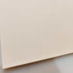 Papier teinté 270 g​/m², texturé. coloris Vellum