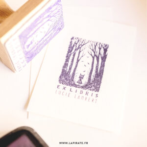Tampon ex libris spooky, silhouette dans la foret, magie, personnalisé de votre nom pour marquer vos livres, idée cadeau originale - La Pirate
