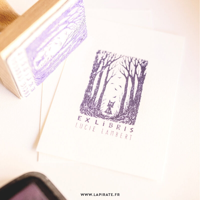 Tampon ex libris spooky, silhouette dans la foret, magie, personnalisé de votre nom pour marquer vos livres, idée cadeau originale - La Pirate