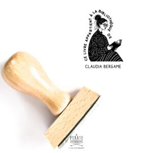 Tampon ex libris Comfy girl illustré d'une jeune femme emmitouflée, chignon sur la tête, dans un confortable sweat, en pleine lecture à personnaliser, bibliothèque - Tampon pour livres original - La Pirate