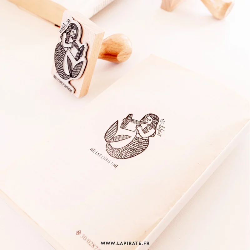 Tampon ex libris illustré d'une sirène lisant un livre, tampon pour marquer votre nom dans vos livres. Idée cadeau originale - La Pirate