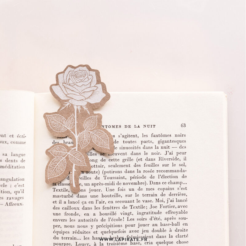 Marque-page découpé en forme de rose sur papier kraft recyclé avec illustration détaillée à l'encre blanche d'une rose et ses feuilles. Idée cadeau lecture originale - La Pirate