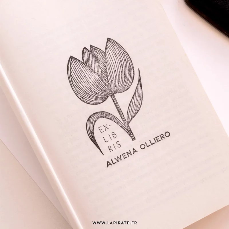 Tampon ex libris illustré d'une tulipe, tampon floral pour marquer votre nom dans vos livres. Idée cadeau originale - La Pirate