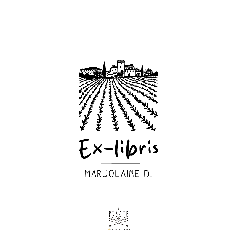 Tampon ex libris Mazet Provence personnalisé - Illustration représentant un mazet provençal entouré de champs de lavande avec espace pour inscrire votre nom - La Pirate