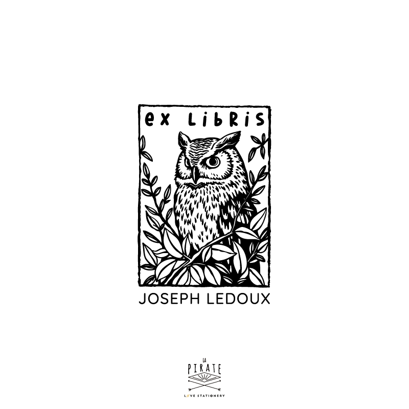 Tampon ex libris Chouette personnalisé - tampon pour livres illustré d'une chouette au regard perçant entourée de feuillage luxuriant. Tampon à personnaliser de votre nom pour estampiller vos livres - Idée cadeau originale - La Pirate