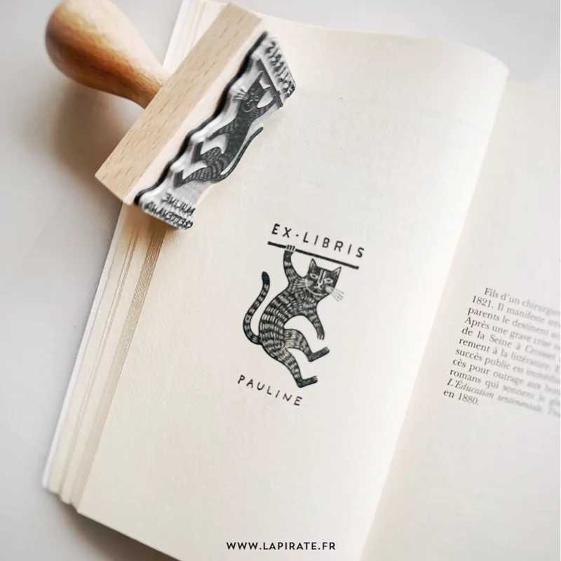 Tampon ex libris chat funambule à personnaliser pour marquer vos livres de votre nom, tampon style linogravure pour livres, idée cadeau originale - La Pirate