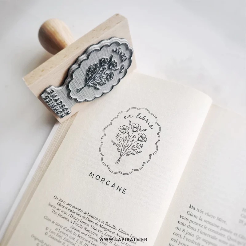 Tampon ex libris médaillon floral festonné personnalisé pour marquer vos livres de son empreinte bucolique et intemporelle, idée cadeau originale - La Pirate