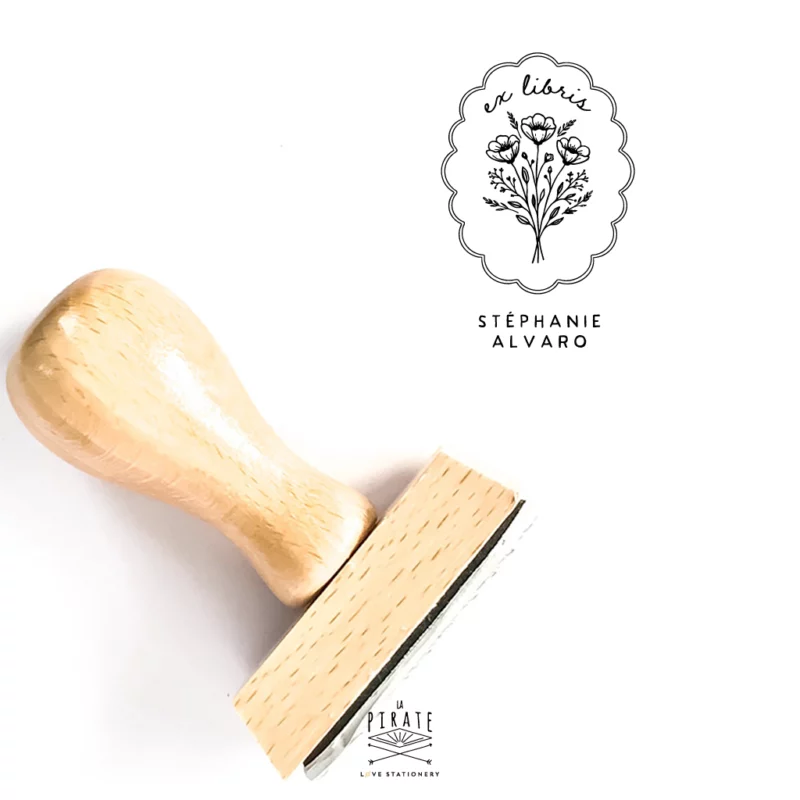 Tampon ex libris médaillon floral festonné personnalisé pour marquer vos livres de son empreinte bucolique et intemporelle - La Pirate
