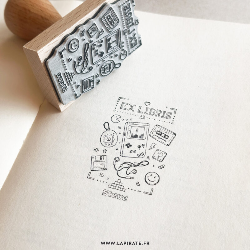 Tampon Ex Libris Années 90 Personnalisé | Console rétro & culture pop vintage. Illustration Game Boy, Cassette audio, Tamagotchi, Tetris, ... à personnaliser en ligne - La Pirate