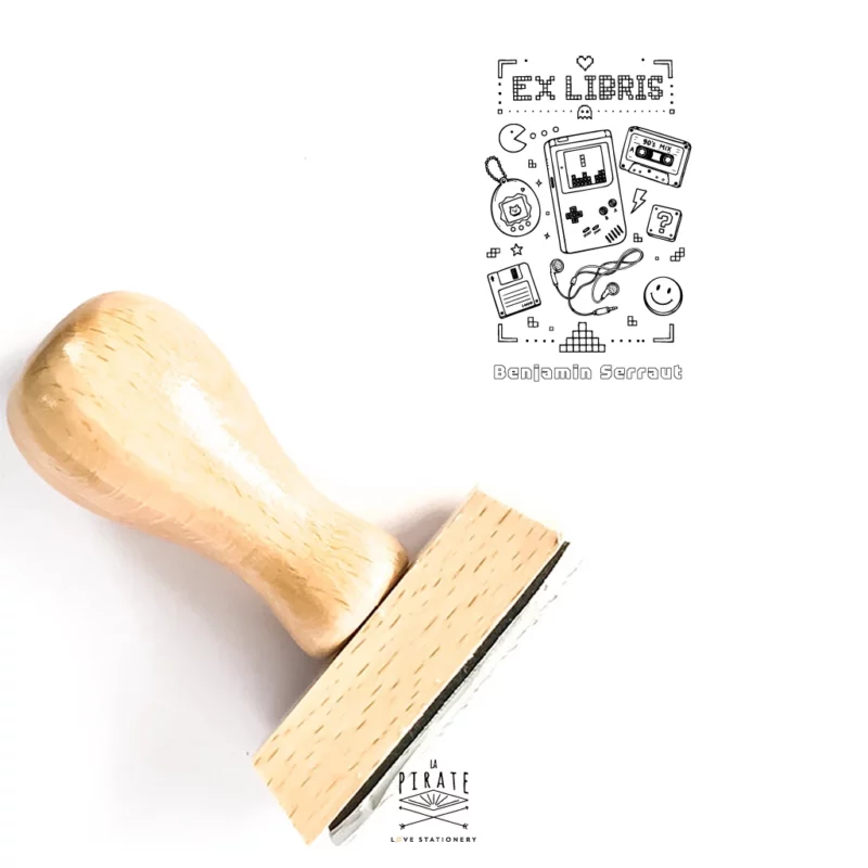 Tampon Ex Libris Années 90 Personnalisé | Console rétro & culture pop vintage. Illustration Game Boy, Cassette audio, Tamagotchi, Tetris, ... à personnaliser en ligne - La Pirate